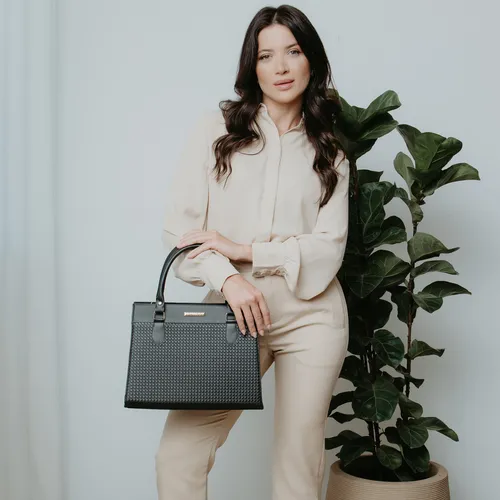 Bolsa Feminina Grande Tote Santorini – Couro Sintético, Alça Tiracolo e Ombro, Modelo Tricê com Forro Interno e Zíper - vista adicional